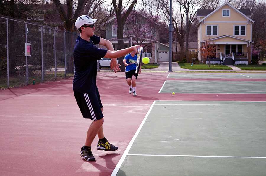 Tennis+opens+season+with+two+wins