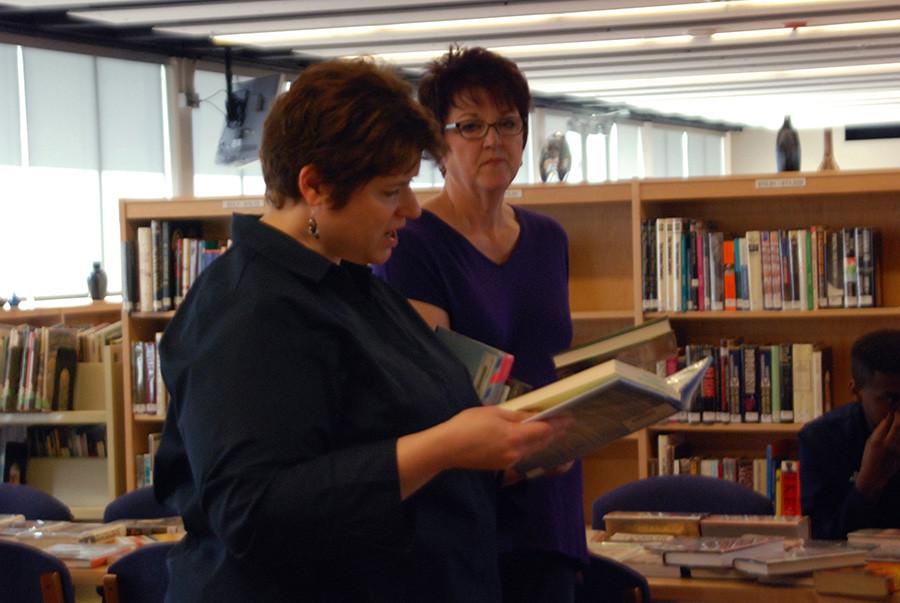 During sixth hour, sophomore English teacher Wendy Howard describes a book during Book Talks. Put together by Howard and librarian Joann Hettenbach, Book Talks are a way to personalize the average book choosing process.