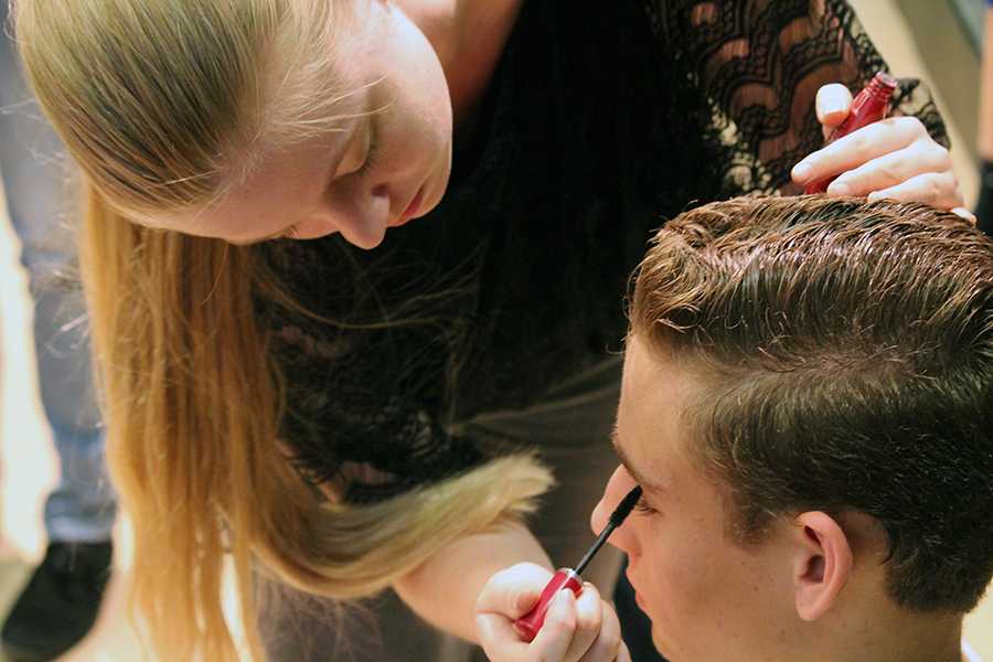 Photo gallery: 'Guys and Dolls' backstage preparation