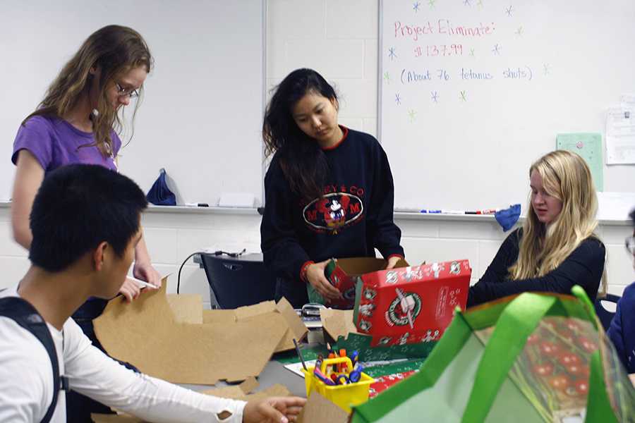 Key Club packs boxes to be sent to children in third-world countries