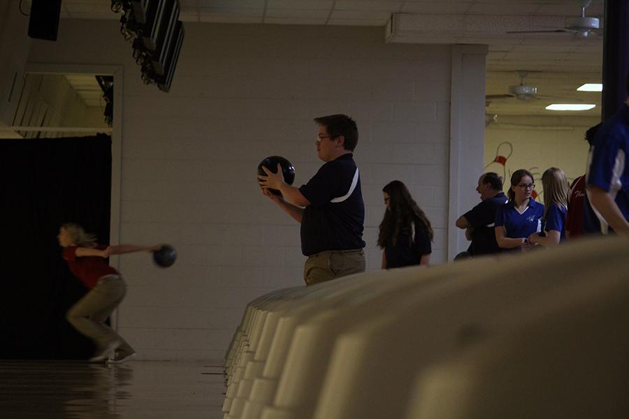 Bowling+falls+in+four-team+meet