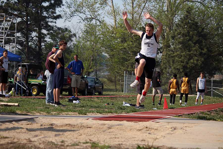 Track+competes+at+home%2C+KU+Relays