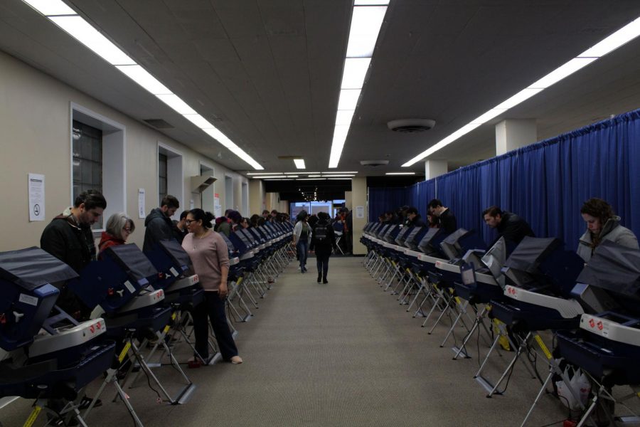 Citizens of Chicago begin advanced voting using electronic voting terminals. 