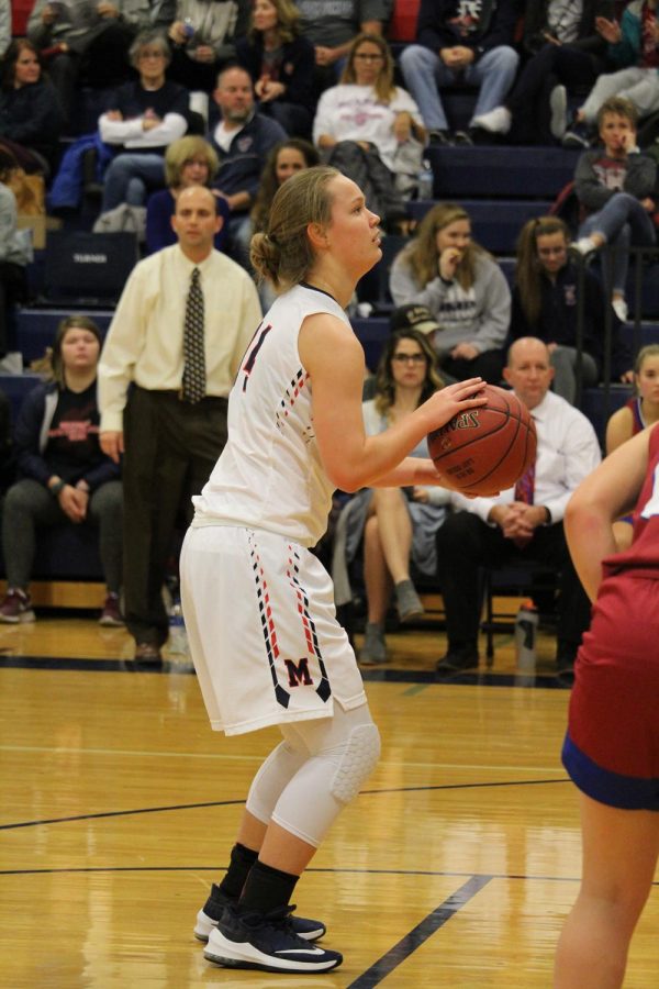 Sophomore+Taylor+Claussen+prepares+to+shoot+a+freethrow+during+the+basketball+game+on+Friday+48-39.+The+home+game+against+Seaman+High+School+added+the+third+win+of+the+season.+