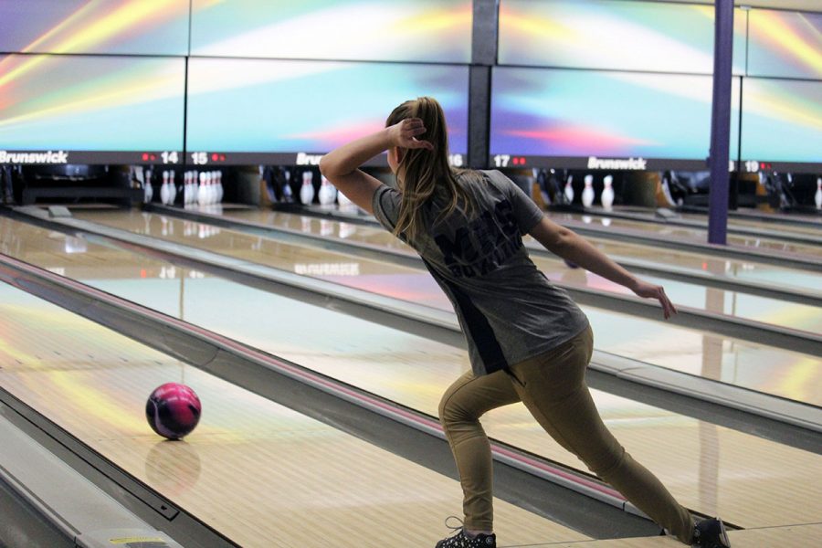 Sophomore+Megan+Whitson+watches+her+ball+roll+down+the+lane+as+it+reaches+for+a+strike.+