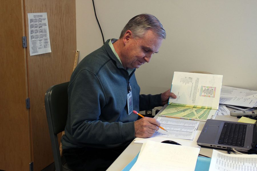 Chemistry teacher Dick Nelson hurriedly works before his next class floods in. Nelson, a science teacher of 30 years, is retiring this may.