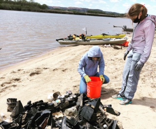 Environmental+club+helps+clean+Kansas+River