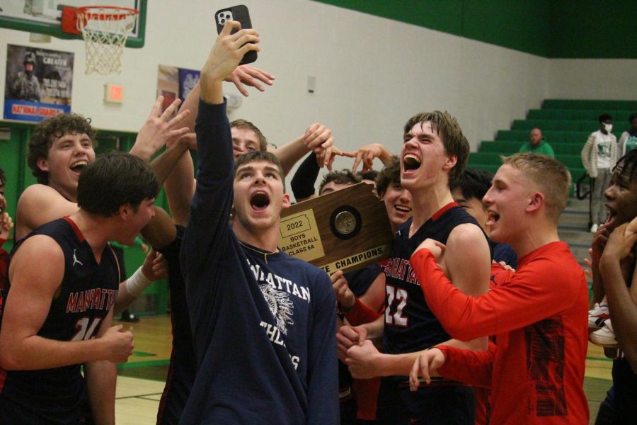 After beating Derby, the Varsity boys basketball team celebrates with a selfie.